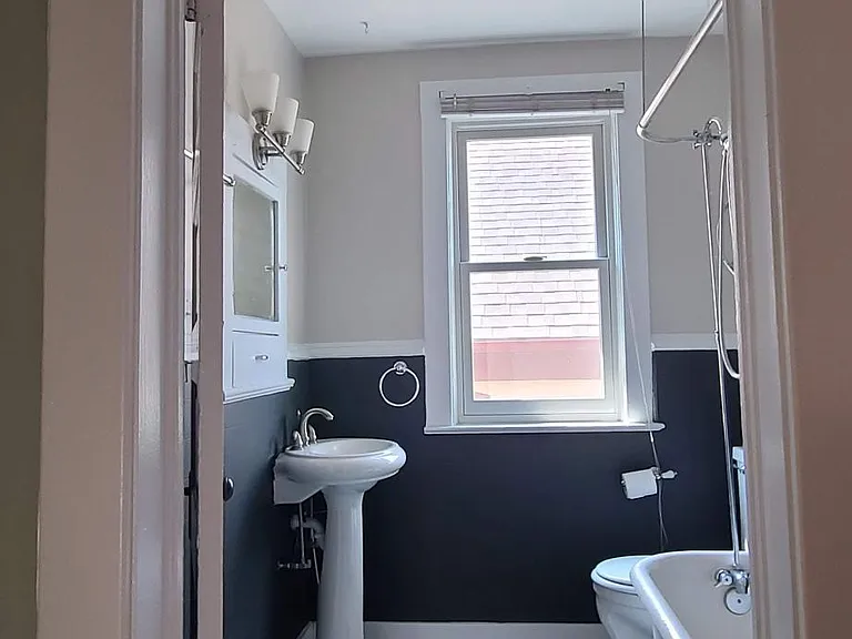 Bathroom room with clawfoot tub