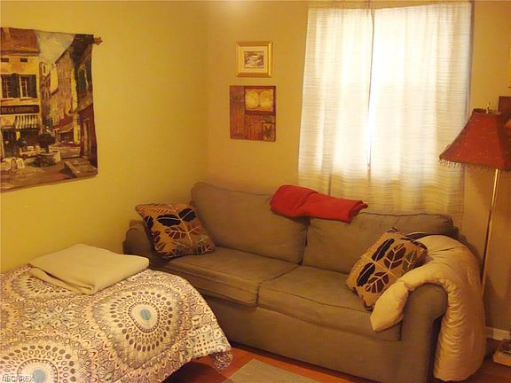 3rd image of 851 Beaver St
