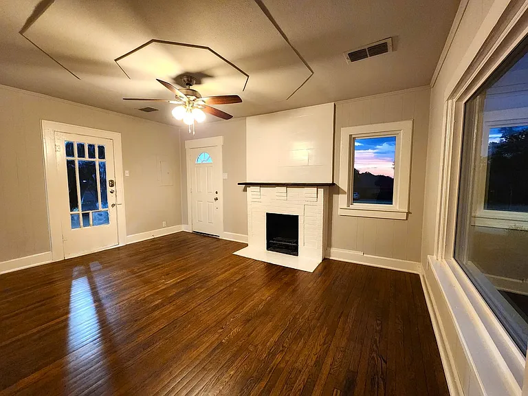2114 N Elm St — Photo 13
