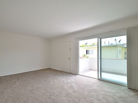 3rd image of 2010 Carnegie Ln #D