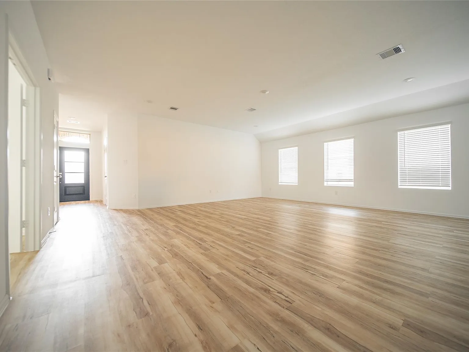 3 bed, 2.0 bath, 2086 sqft, $2,350 — Photo 4