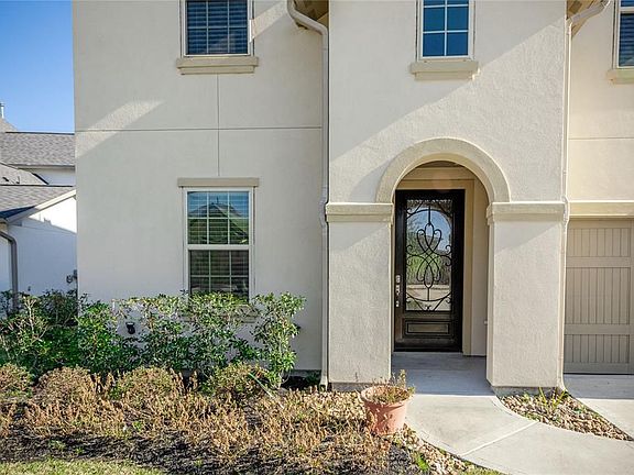 3rd image of 15 Pebble Pocket Ct