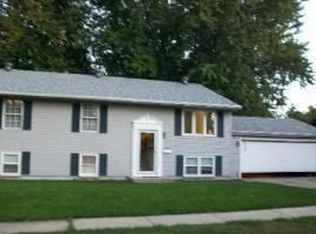 723 Wildwood Ln, Streamwood, IL