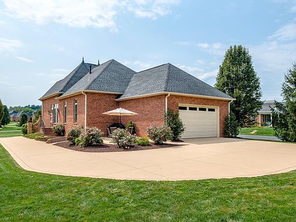 3rd image of 111 Elgin Ct