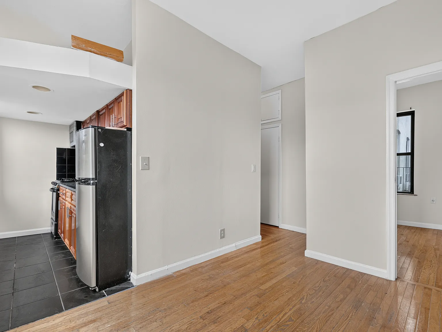 619 E 5th St — Photo 3