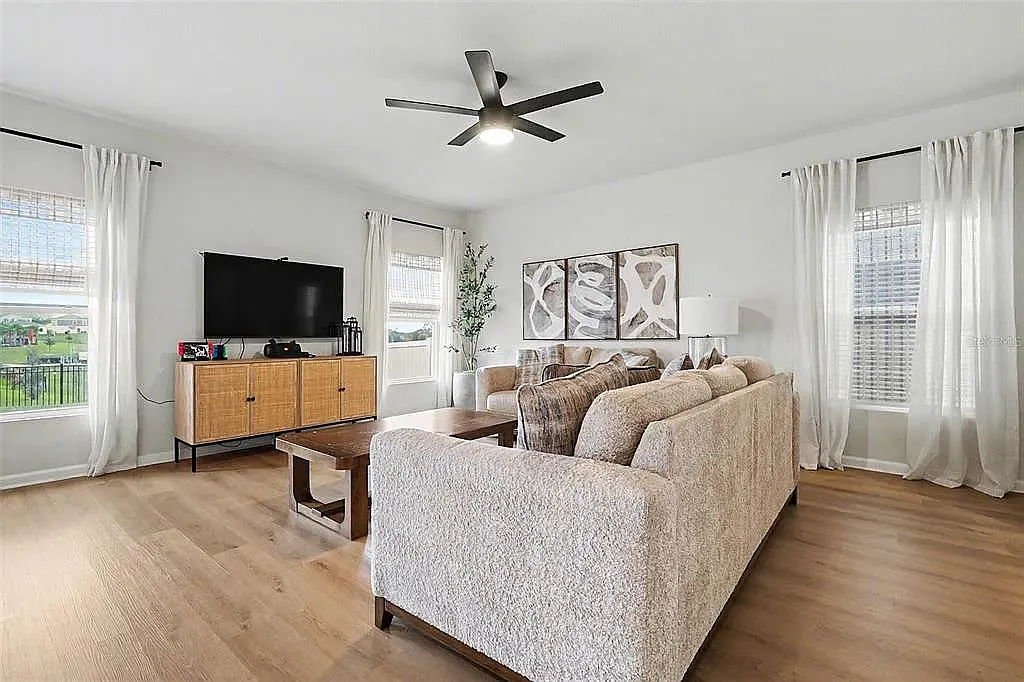 4 bed, 2.5 bath, 1920 sqft, $2,350 — Photo 2