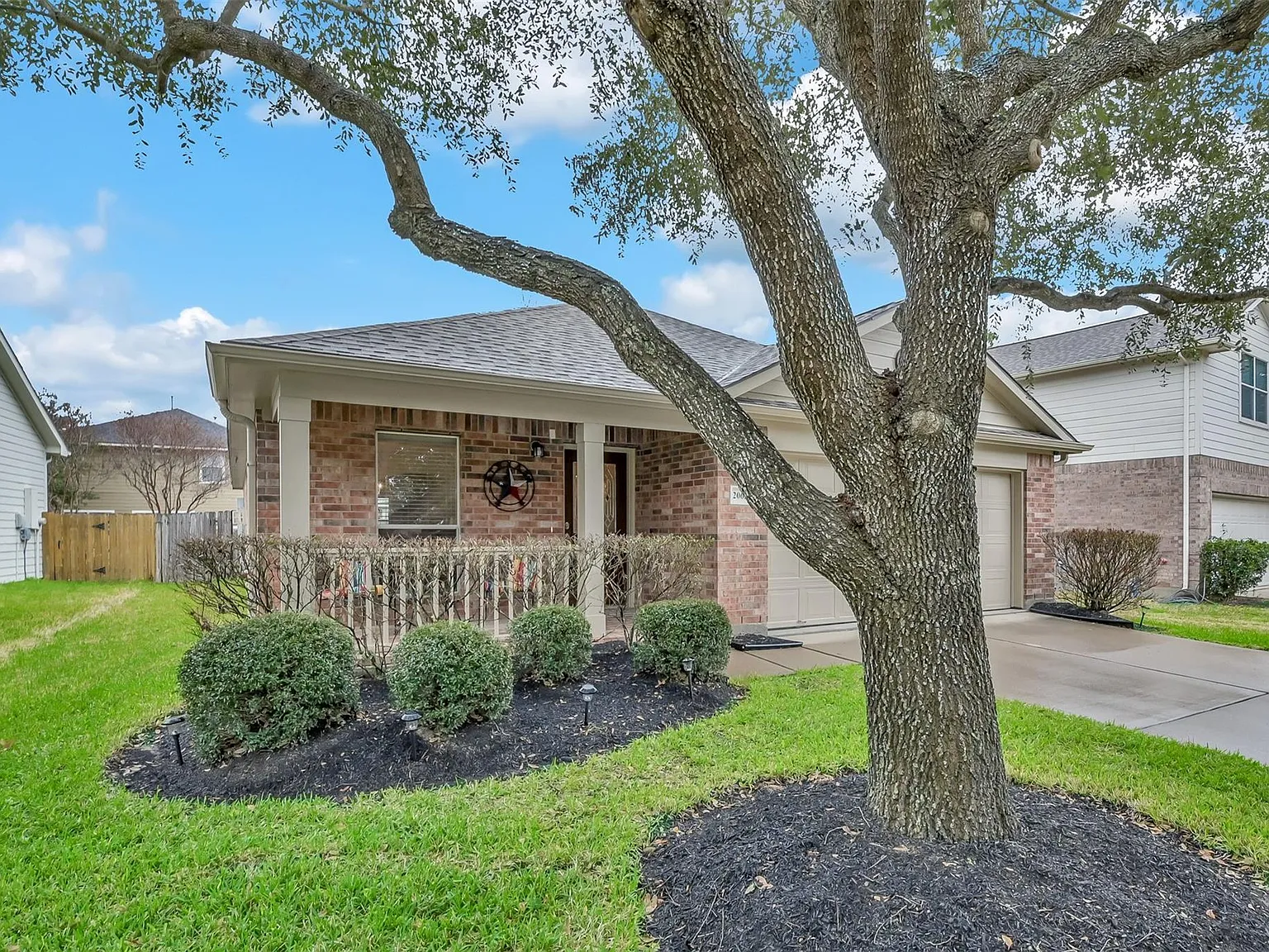 3 bed, 2.0 bath, 1524 sqft, $2,000 — Photo 2