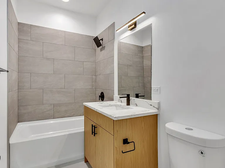 4731 N Western Ave #211 — Photo 4