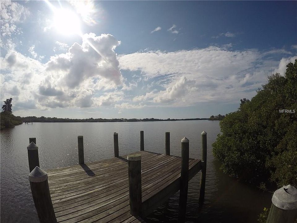 2nd image of 810 Bayou Point Ct