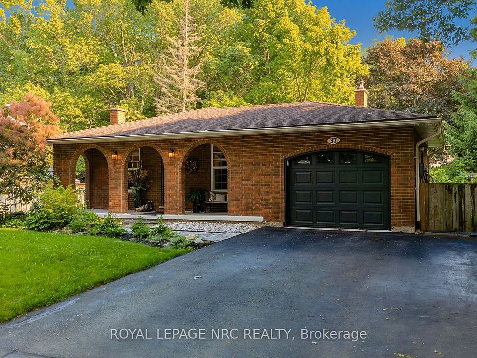 1st image of 37 Spruceside Cres