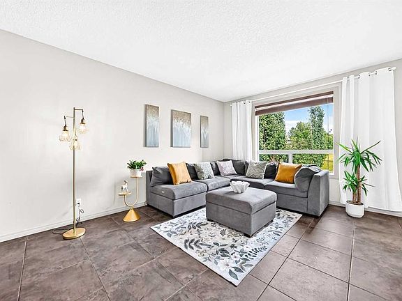 5th image of 14 W Springborough Cres SW