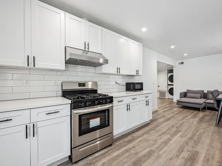 Leo P 3437 S Catalina St — Photo 13