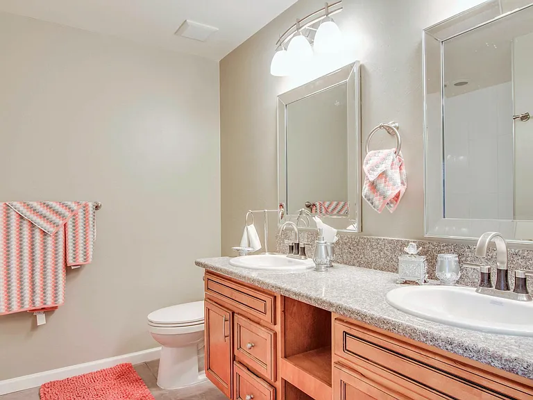 Large bath, dual sinks and vanity's