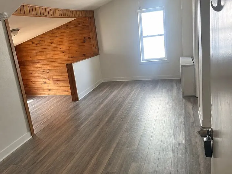 202 N Lincoln St — Photo 1