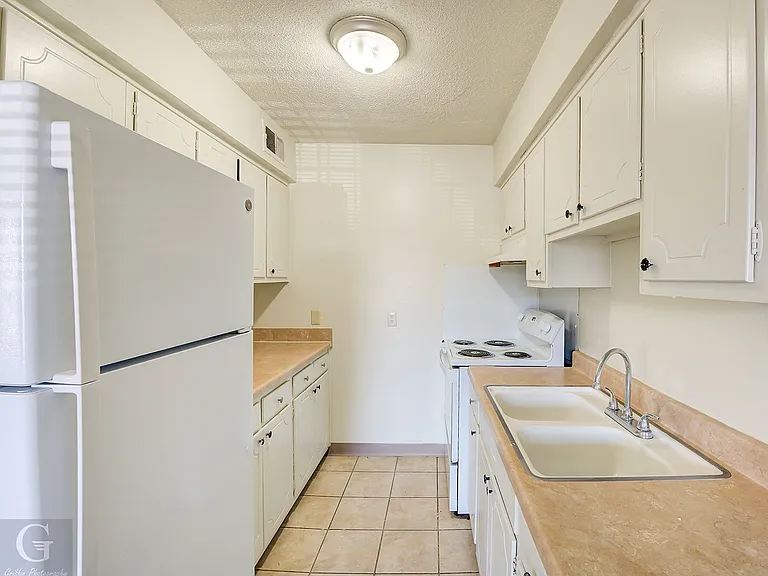 VIEUX CARRE APARTMENTS — Photo 9