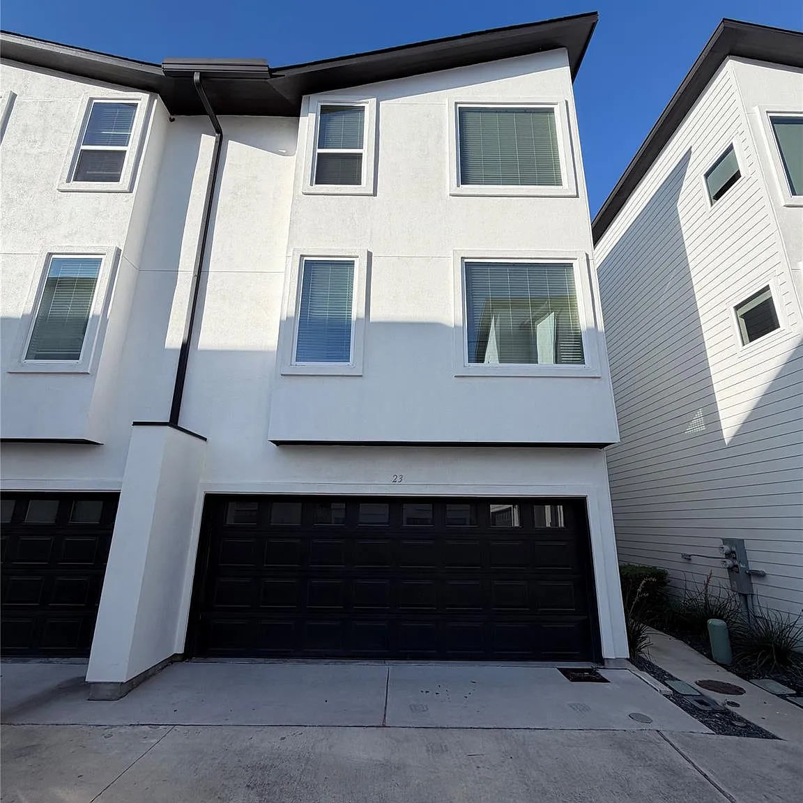 3 bed, 3.5 bath, 1964 sqft, $2,990 — Photo 1