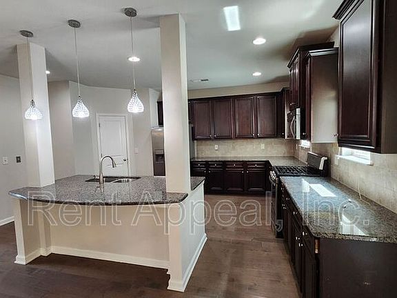 3rd image of 3523 Woodshade Dr