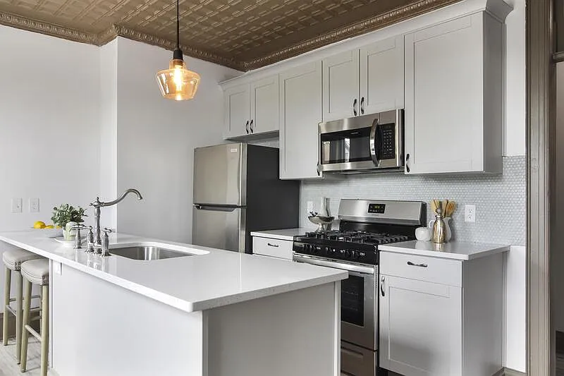 3 bed, 1.0 bath, 1296 sqft, $1,650 — Photo 2