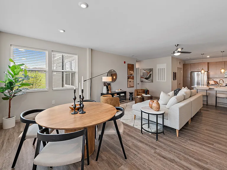 19Nineteen Promenade — Photo 198