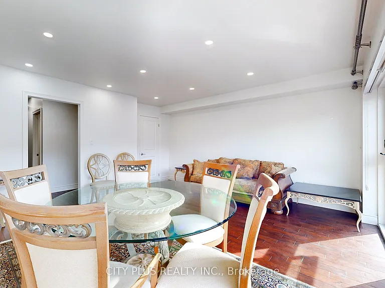 704 Bloor St W — Photo 6