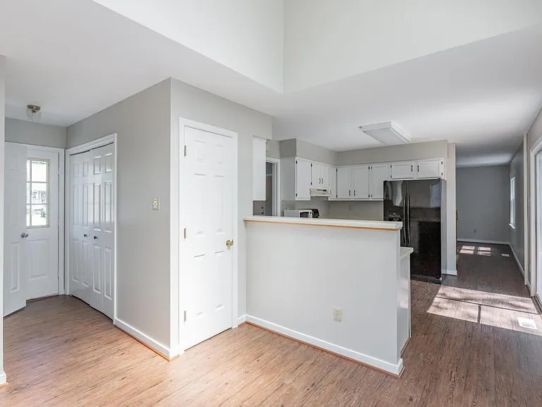 8915 Castle Point Dr — Photo 12