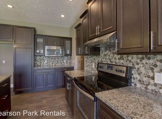 1946 N Pavilion Pl, Strafford, MO 65757