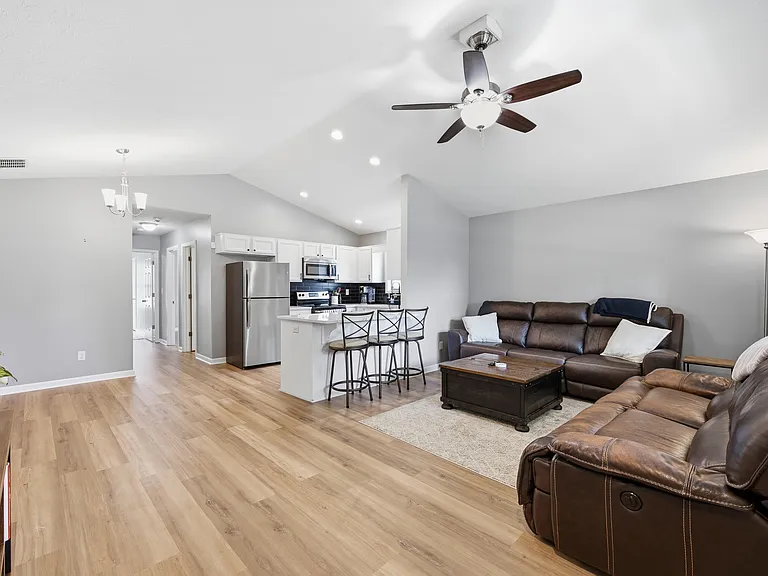 606 Kent St — Photo 3