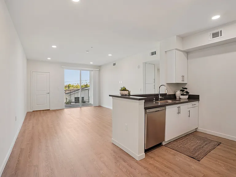 The Peake Apartments — Photo 13