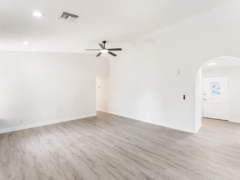 2108 Reynolds Ave — Photo 4