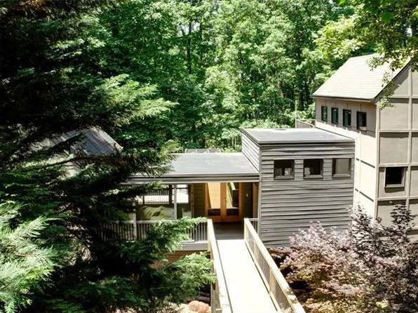 6550 Bluewaters Dr, Flowery Branch, GA 30542