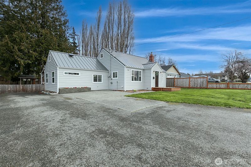 4th image of 950 SE 4th Avenue