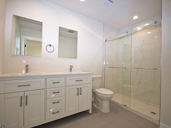 5th image of 608A Willow Ave
