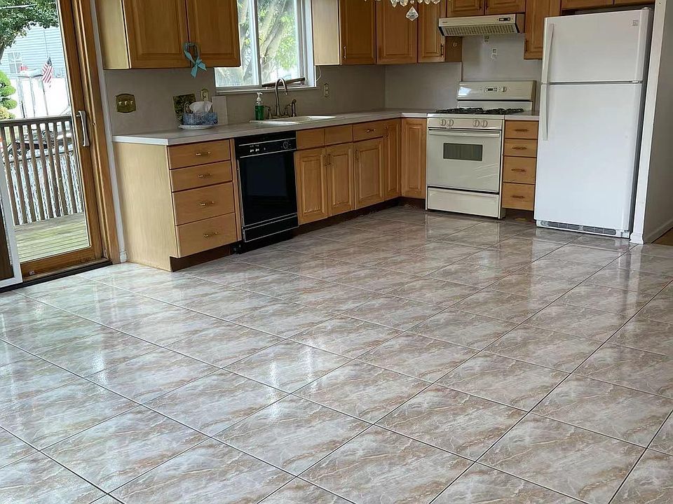 1st image of 1 Bellhaven Pl