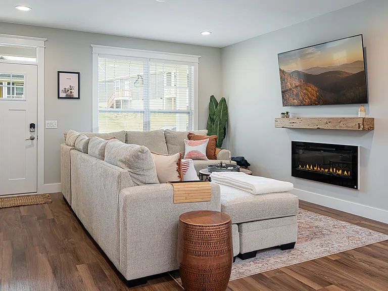 1208 Seven Sisters Ln — Photo 3