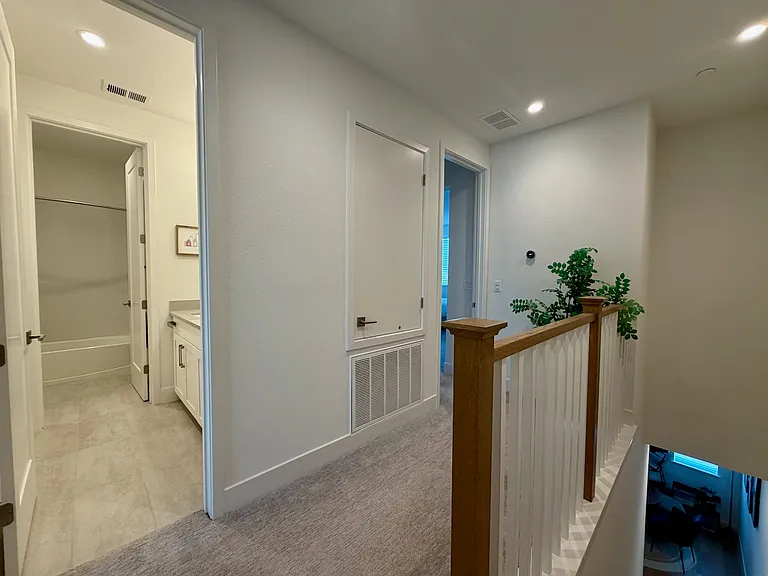561 Pilgrim Dr — Photo 12