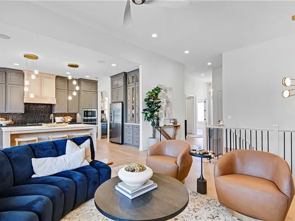 22121 W 93rd Ter, Lenexa, KS 66220