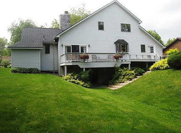 3rd image of 16 Deerborne Ln