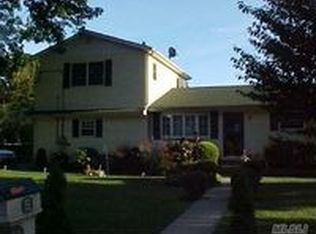 2 Park St, Holtsville, NY 11742