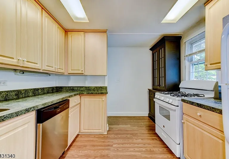 10 Lake Dr — Photo 21