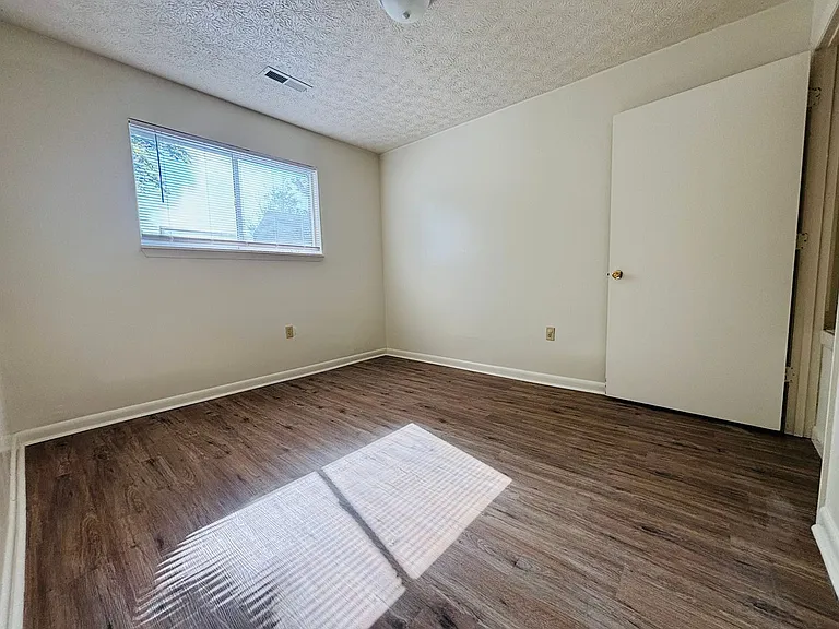 3 Bedroom, 2 Bath Apartment — Photo 16