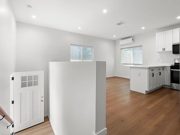 5th image of 1653 Redcliff St #6