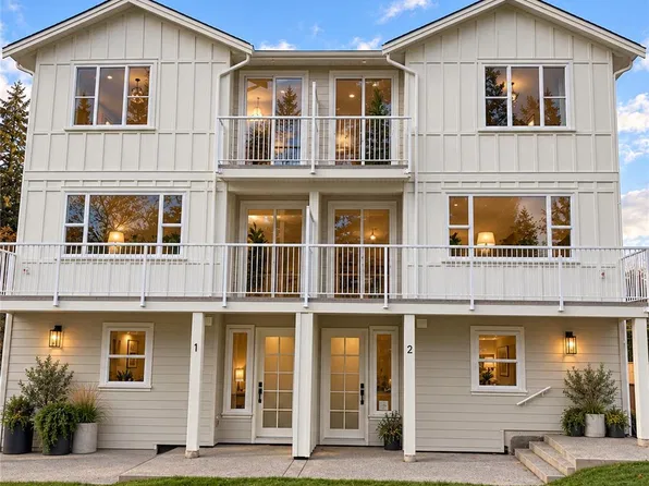 768 Lindsay St #1, Saanich, BC V8Z 3E1