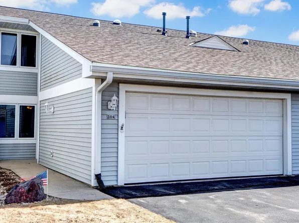304 Hartford SQUARE, Hartford, WI 53027