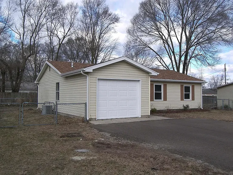 1825 Michaels St — Photo 2