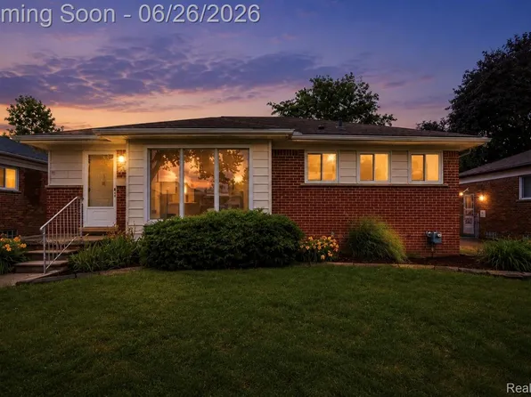 25718 Harmon St, Saint Clair Shores, MI 48081