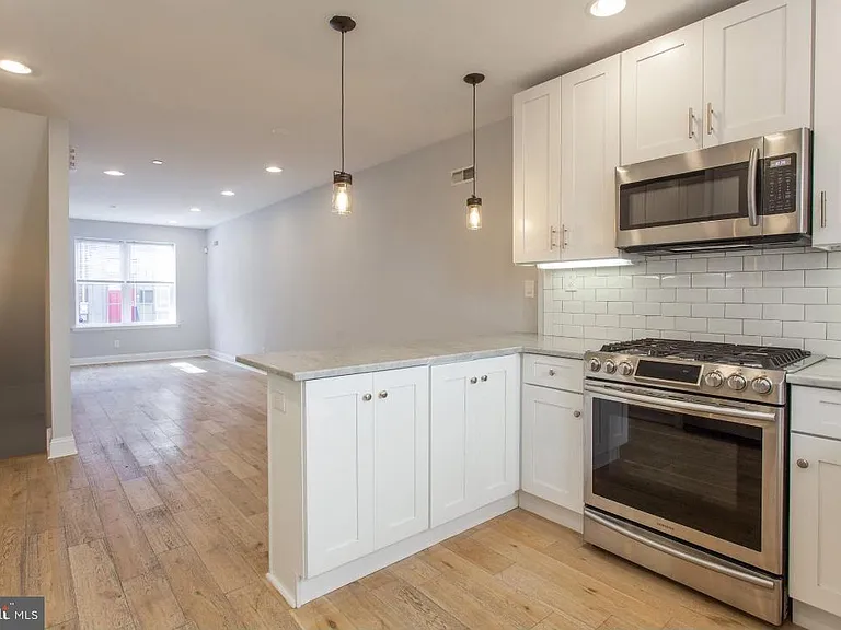 1322 S Bancroft St — Photo 7