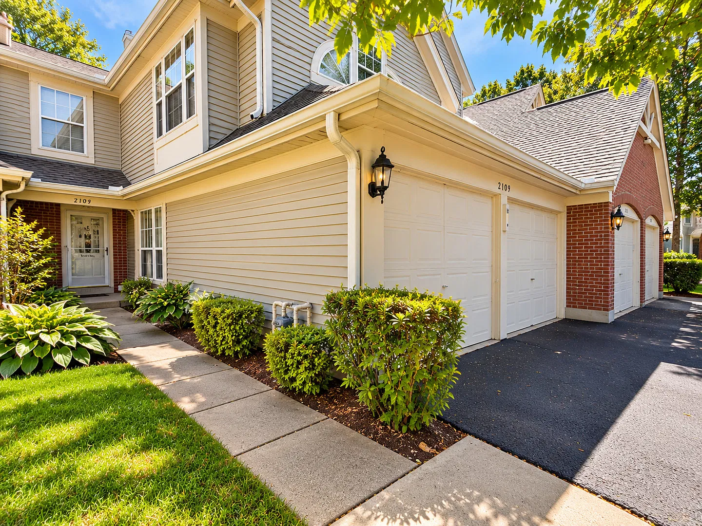 3 bed, 2.5 bath, 1810 sqft, $2,600 — Photo 3