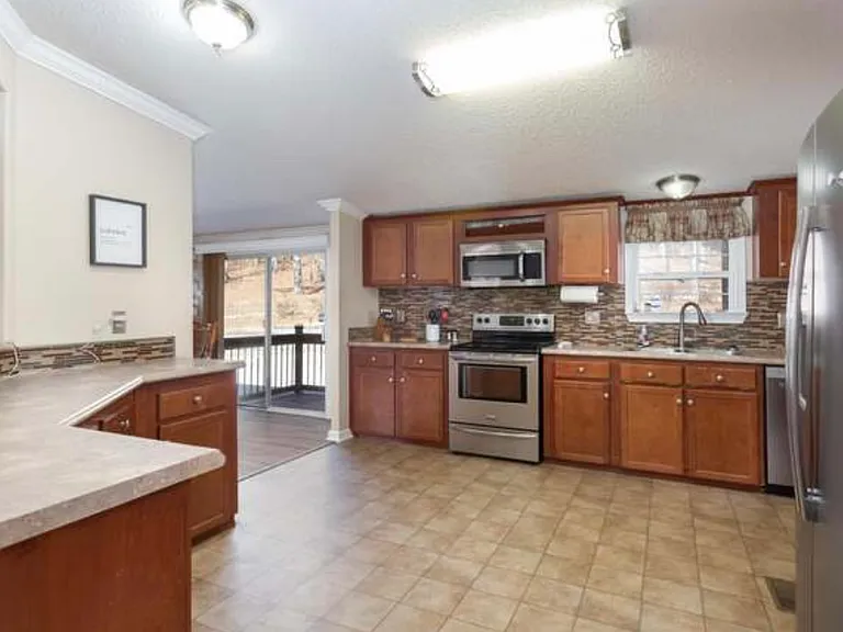 1402 Spring Hill Rd — Photo 1