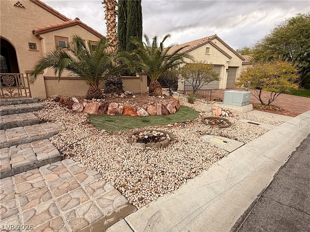 3 bed, 2.0 bath, 2190 sqft, $2,416 — Photo 2
