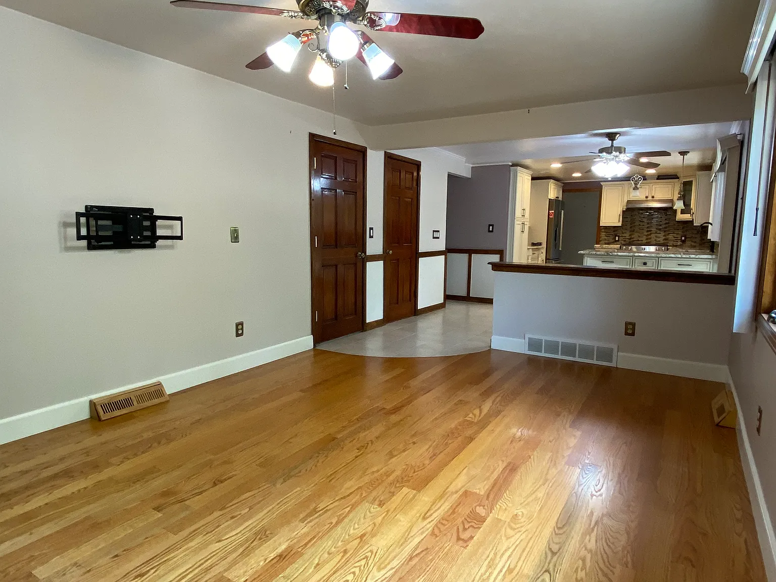 5 bed, 2750 sqft, $4,000 — Photo 4